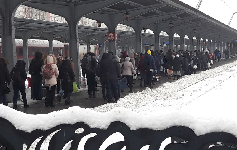 Aproape 500 de persoane sunt blocate pe peronul Gării de Nord din Bucureşti