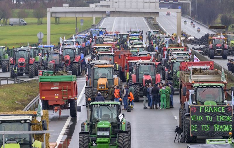 Camioane cu carne exportată din România, vandalizate de fermierii care participau la protest în Franța. Reacția MAE