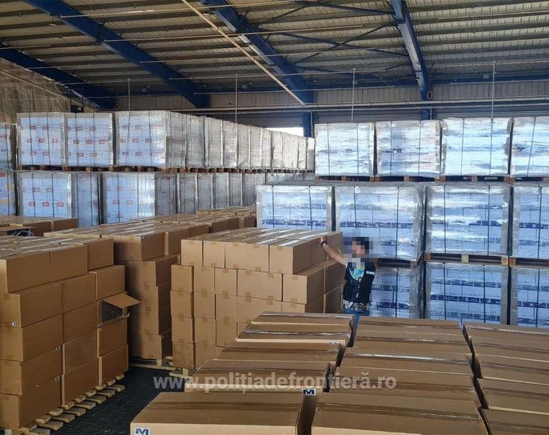 Polițiștii din Portul Constanța au deschis un container cu role de hârtie din Emiratele Arabe și au găsit marfă de 20.000.000 de lei pentru piața neagră
