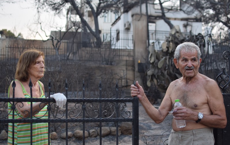CORESPONDENȚĂ DIN GRECIA/ Mati, mărturii din infern. Bătrânii care au supraviețuit ascunși în casa lor albă. ”A început să bată vântul ca niciodată. Geamurile s-au spart și flăcările ne-au înconjurat...”