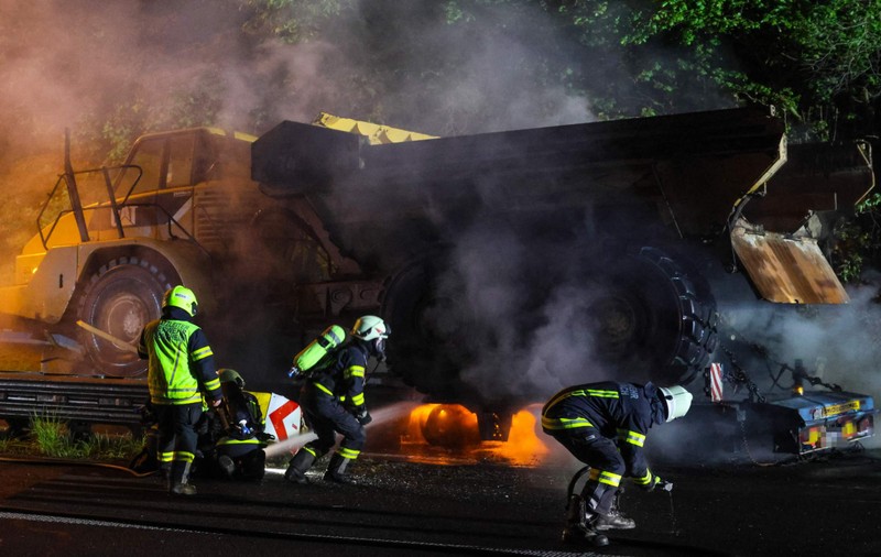 Cum i-a luat foc unui șofer român tot camionul și basculanta de 33 de tone pe care o transporta