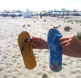 Șlapi desperecheați găsiți pe plajă protejată