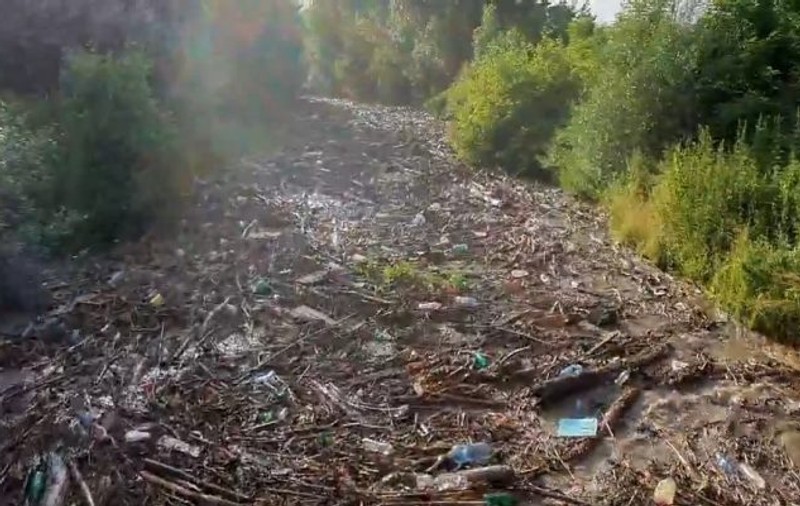 Imagini incredibile cu o viitură din județul Alba. Apa a adus și o mulțime de gunoaie