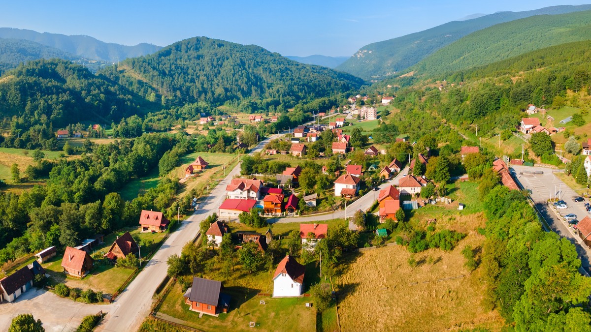 Cu prețul unui apartament mediu în Belgrad, care se ridică astăzi la aproximativ 180.000 de euro, este posibil să achiziționați un întreg complex etno cu lac propriu în Serbia. Sursă foto Shutterstock