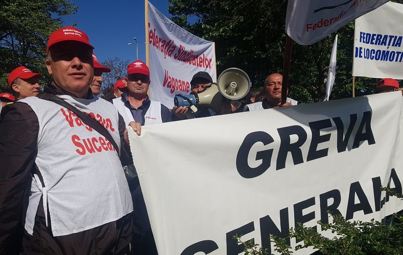 UPDATE. Protest la Ministerul Transporturilor. Sindicaliștii CFR au pornit în marș spre Guvern. Ministrul Transporturilor, huiduit