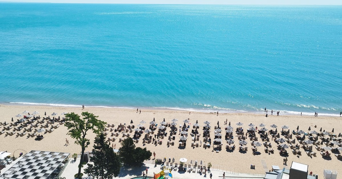 o plaja de lqa Nisipurile de Aur, Bulgaria, plaja cu sezlonguri si o apa turcoaz