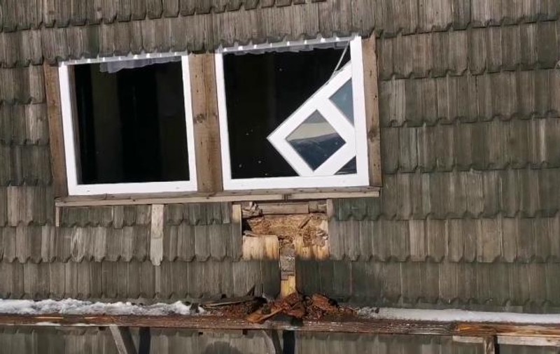 VIDEO | Un urs a devastat Cabana Omu, în căutare de hrană. “Sperăm să nu mai apară”