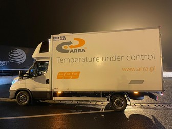 Camioneta frigorifică în care se află prima tranșă de vaccin anti-COVID de la Moderna