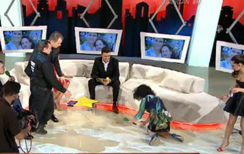 Episodul "Oana Zăvoranu cu POALELE ÎN CAP" s-a REPETAT! Soţia unei vedete de muzică populară A CĂZUT ÎN DIRECT!