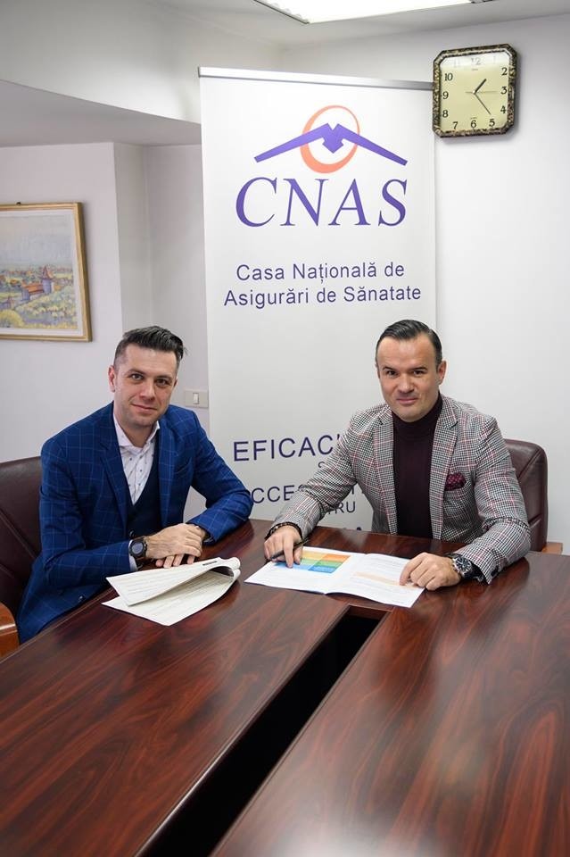 Purtătorul de cuvânt al CNAS, Daniel Osmanovici (s), alături de președintele CNAS, Răzvan Vulcănescu (FOTO: Facebook/CNAS)