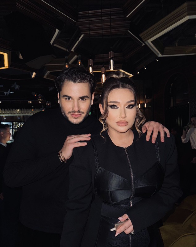El poartă sacouri de 5 lei, ea se îmbracă în mii de euro. Cum au fost surprinși în club Vladimir Tătaru, fost concurent „Românii au talent”, și iubita lui