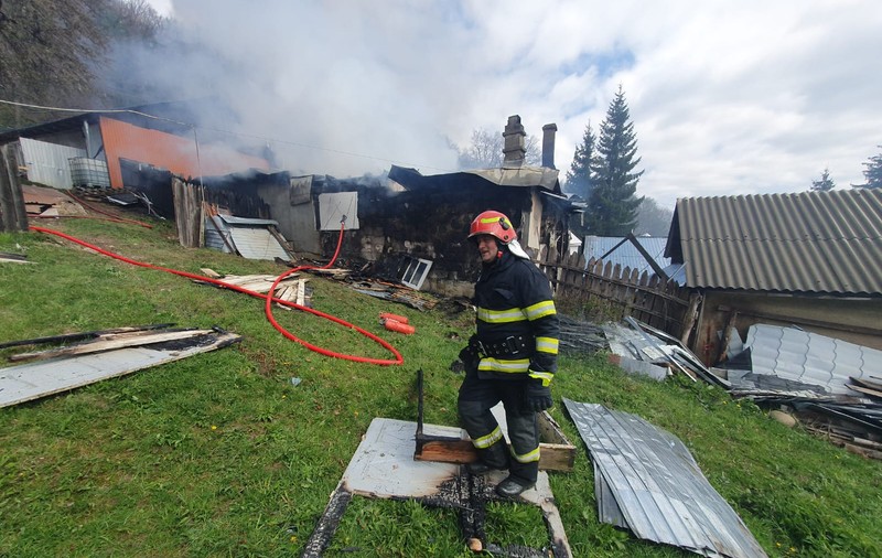 Incendiu la Mănăstirea Tarnița din județul Vrancea. Pompierii au intervenit cu două echipaje