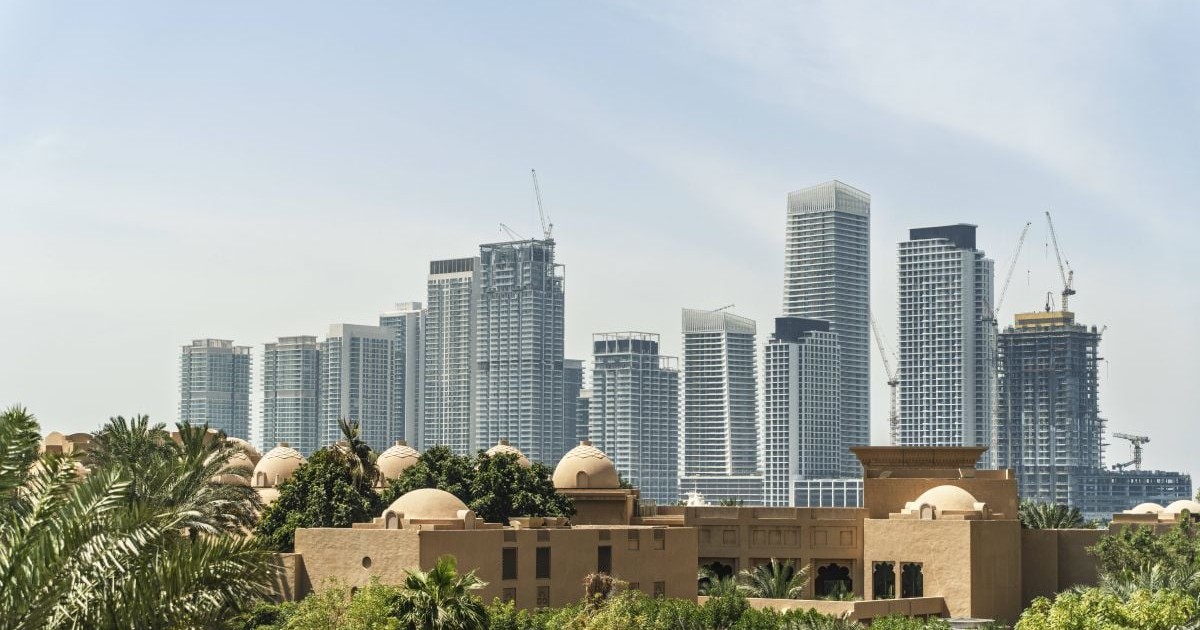 Imagine de ansamblu din Dubai, cu clădiri vechi și noi, decembrie 2025