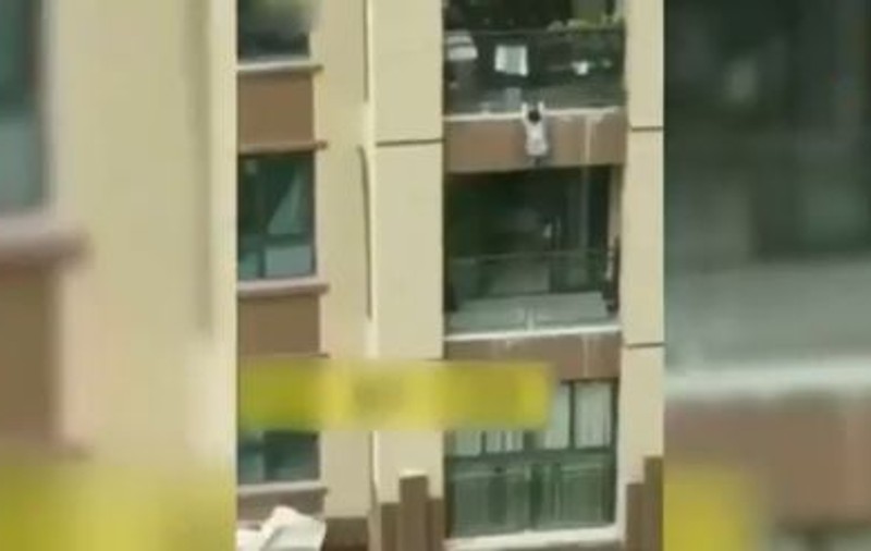 Un copil de trei ani, salvat de vecini după ce a căzut de la etajul șase