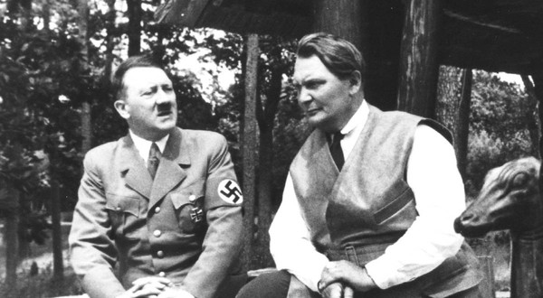 Portretul dictatorului nazist Adolf Hitler (1889 - 1945) (stânga) și al lui Hermann Goering (1893 - 1946)
