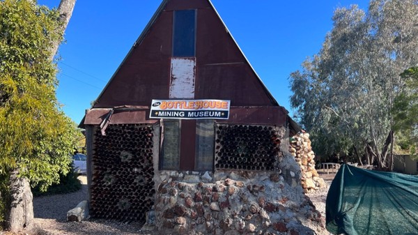 The Bottle House, casa construită din sticle. 