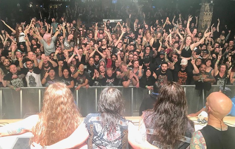 Dați afară de la concert pentru că au făcut sex în primul rând! Chiar trupa le-a făcut „reclamă” pe Facebook