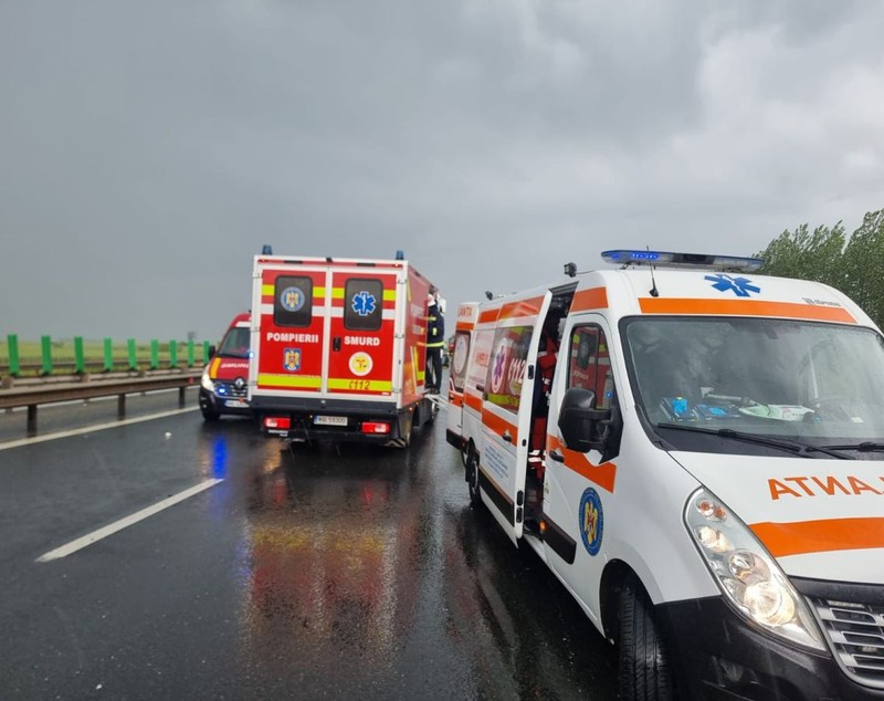 Accident cu 11 persoane implicate în județul Arad. Un bărbat a fost transportat la spital