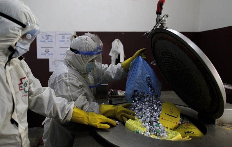 Avertisment al OMS: Pandemia a lăsat un "munte" de deşeuri medicale care pot fi periculoase