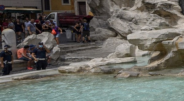 Doi români care înșelau turiști cu alba-neagra la Fontana di Trevi au încercat să mituiască polițiștii. Sursă foto: Getty Images