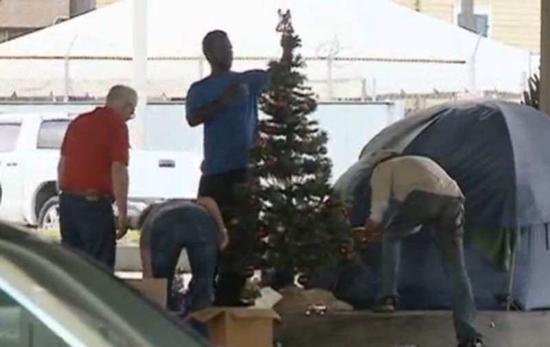 Surpriză de proporţii pentru un om al străzii. Ce s-a întâmplat, după ce i s-a aruncat bradul de Crăciun