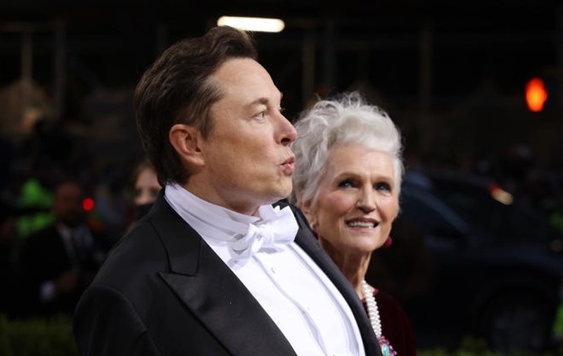 Cine e femeia care l-a însoțit pe Elon Musk la Met Gala 2022. Iubita Grimes nu și-a făcut apariția