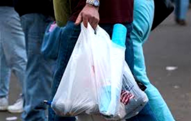 Legea care interzice comercializarea pungilor de plastic, începând cu 2019, a fost promulgată de Iohannis