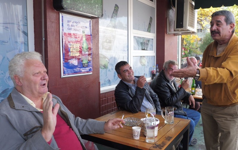 VIDEO | Referendumul în cârciumile din Rahova: «Eu i-aş fi întrebat pe români, dacă s-ar întoarce din nou în ’90, ar vota la fel?»