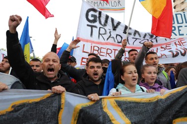 De la Piața Universității, oamenii au plecat în marș către Piața Victoriei