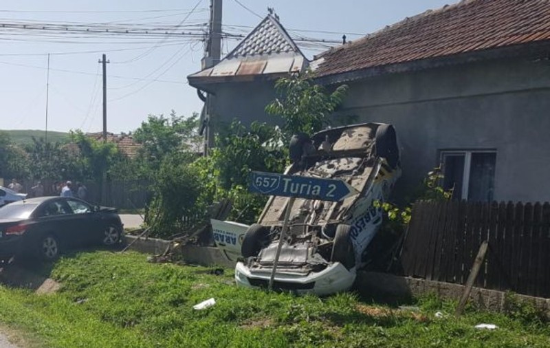 Mașină suspendată pe un gard, în Olt. Cum s-a produs accidentul |FOTO