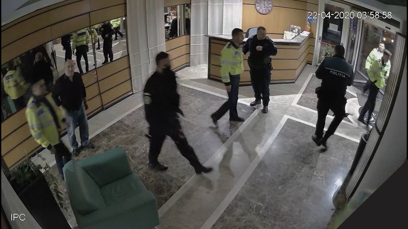 7 polițiști de la Secția 5 și doi jandarmi au participat la intervenția în cazul lui Alexandru Găzdac. Captură din imaginile de pe camerele de supraveghere din recepția complexului Monte Carlo Palace din București.