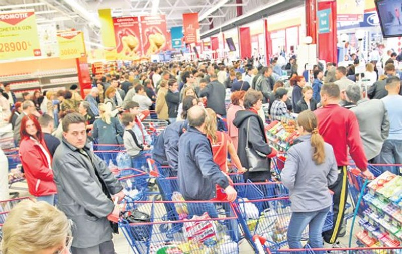 Magazinele, obligate prin lege să ieftinească alimentele expirate sau să le doneze