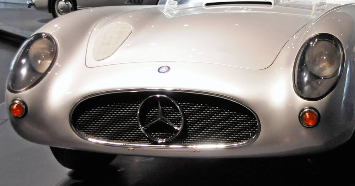 Cadru strans cu sigla si farurile celebrului Mercedes-Benz 300 SLR Uhlenhaut Coupe, 1955, cea mai scumpa masina vanduta vreodata la licitatie