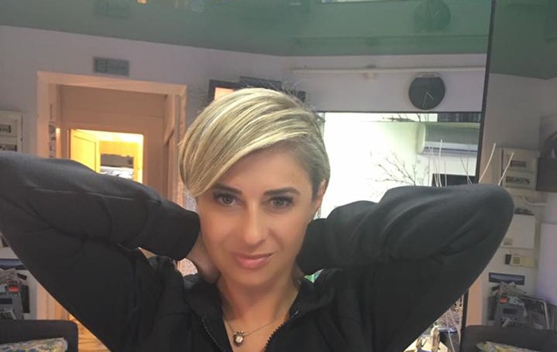 Anamaria Prodan se machiază dezbrăcată. A încins atmosfera în mediul virtual