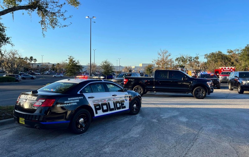Atac armat într-un mall din Florida. Cel puțin o persoană a murit, iar suspectul e în libertate