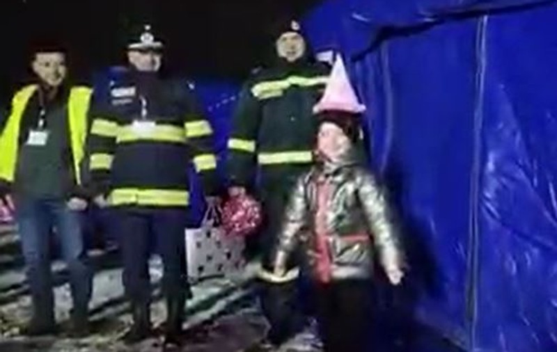 Petrecere-surpriză pentru o fetiță refugiată în tabăra de la Siret, cu ocazia zilei sale de naștere