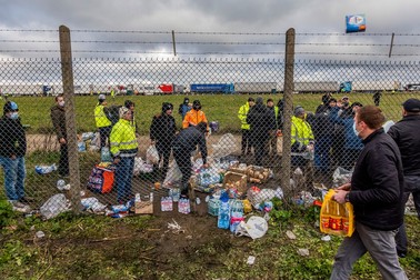 La aprovizionarea șoferilor cu mâncare au participat voluntari, autorități locale și guvernamentale din Marea Britanie FOTO: Profimedia