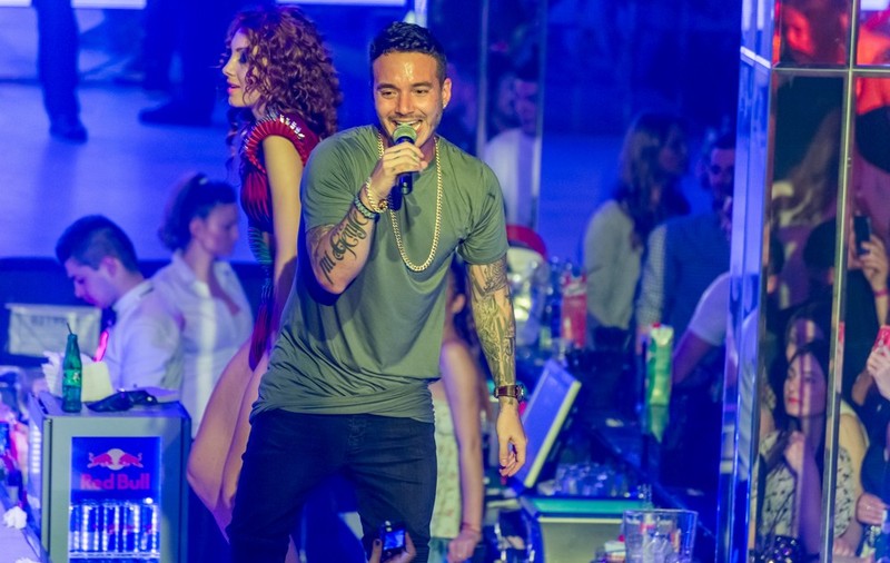 Columbianul J Balvin, ASALTAT DE VEDETE ŞI DE FANI, în România! Înainte de concert, artistul a primit cadou o brăţară | FOTO