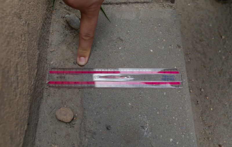 În Popești-Leordeni măsori trotuarul cu rigla: 5 centimetri, plus 15 cm de bordură. „Bătaie de joc”