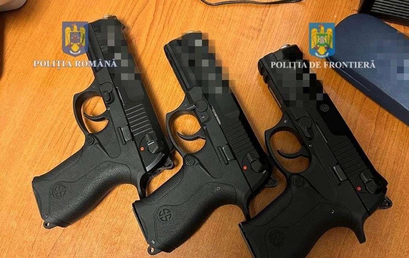 Cetățean turc, reținut la frontieră după ce a fost prins cu 17 pistoale ascunse în camion