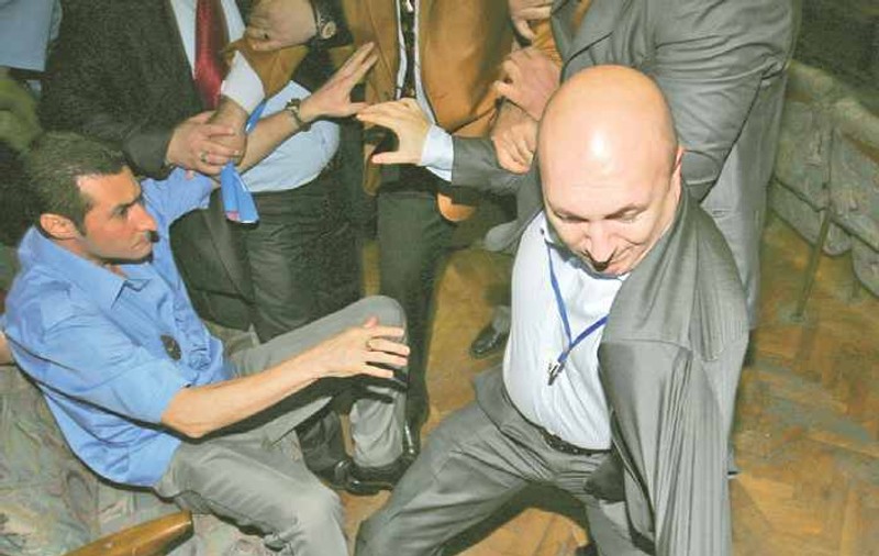 Bătăi cu pumni şi cu picioare la primărie
