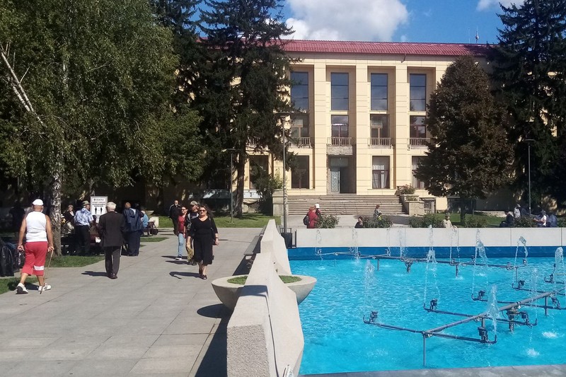 În fundal, clădirea Inspectoratului de Poliție Județean din Piața La Secu’