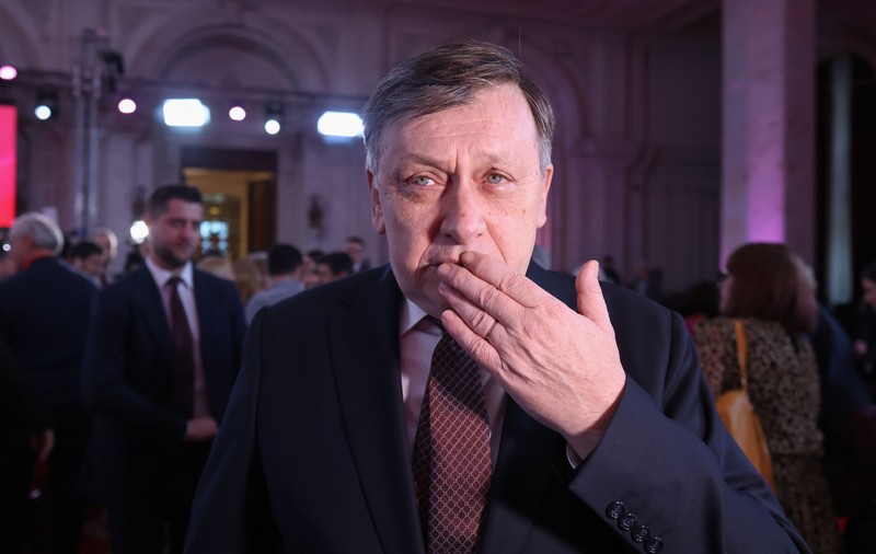 Antonescu se făcu oleacă Georgescu. În educație, se dezbate ca să nu se schimbe nimic
