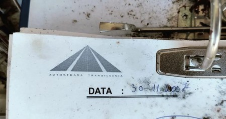 În maldărul de bibliorafturi, dosare și acte găsești și foi cu antetul Autostrada Transilvania