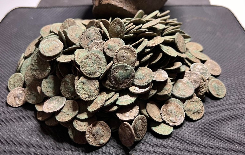 Tezaur cu 800 de monede romane, descoperit pe un teren agricol din Alba