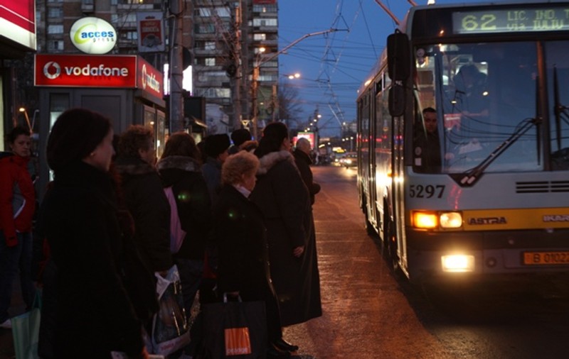 Din cauza ninsorii, în numai două zile, maşinile RATB au avut întârzieri de 20 ore