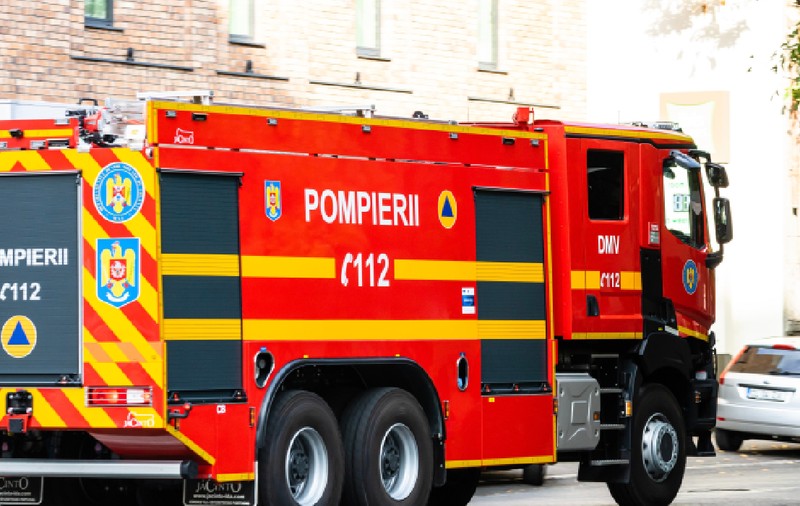 A explodat o butelie într-o casă din Bacău. Un bărbat era înăuntru când s-a întâmplat