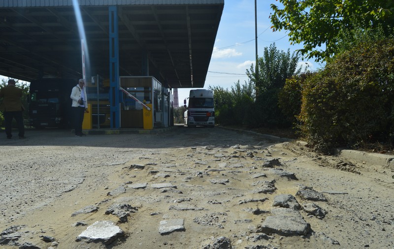 REPORTAJ/ Vama Albița, principala poartă de intrare în UE, arată ca după bombardament (FOTO&VIDEO)