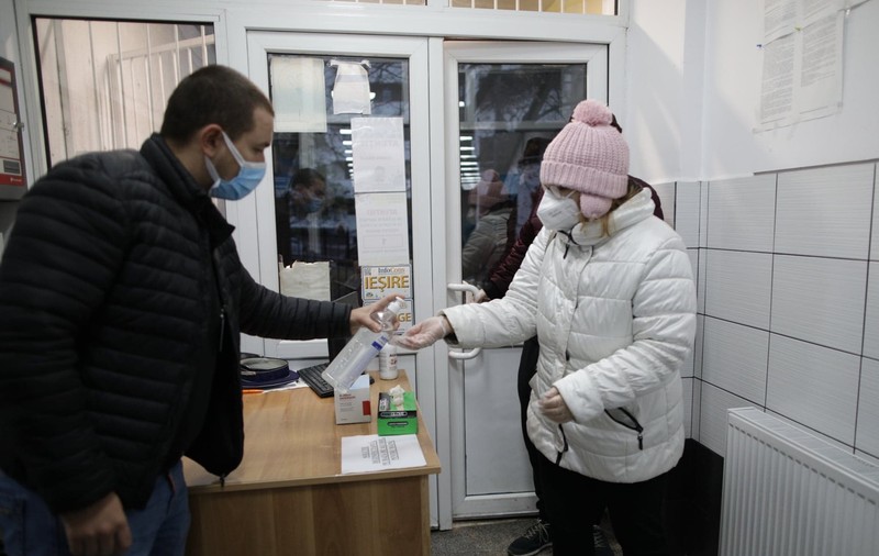 Mască de protecție și distanțare socială. Imagini dintr-o secție de votare cu regulile sanitare