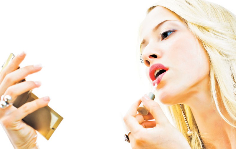 Reţeta unui look la modă vara aceasta: Păr blond + ruj roşu
